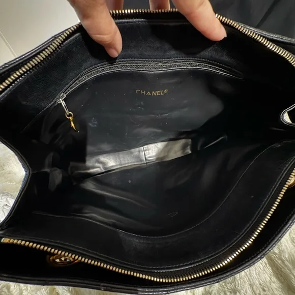 Chanel Black Quilted Leather Shoulder Bag - Picture 11 of 16